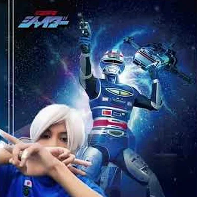 Pon fazendo pose ao lado de um herói de tokusatsu